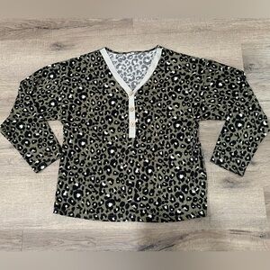 Women’s Long Sleeved Shirt Leopard Print | Olive Green | M | V Neck | EUC